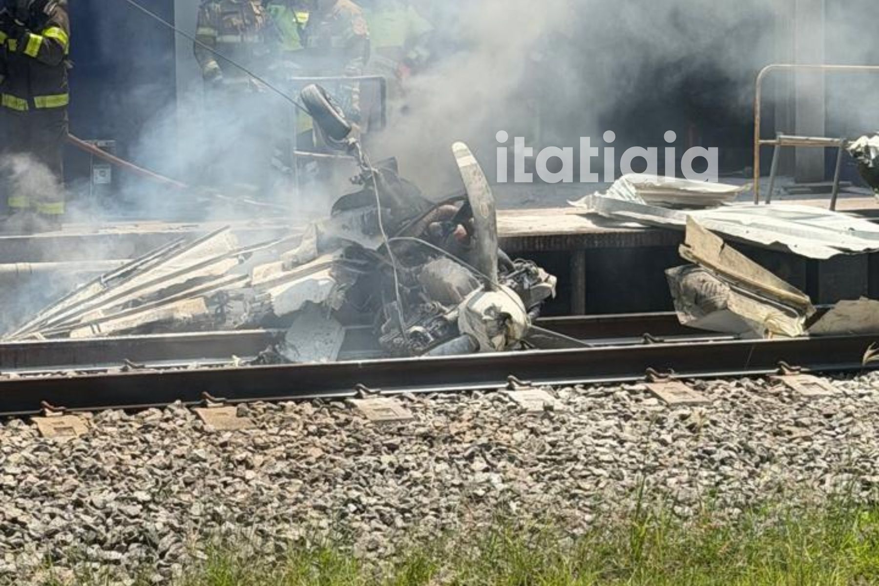 Bombeiros controlam incêndio após queda de avião na estação São Gabriel, em BH; piloto morreu carbonizado