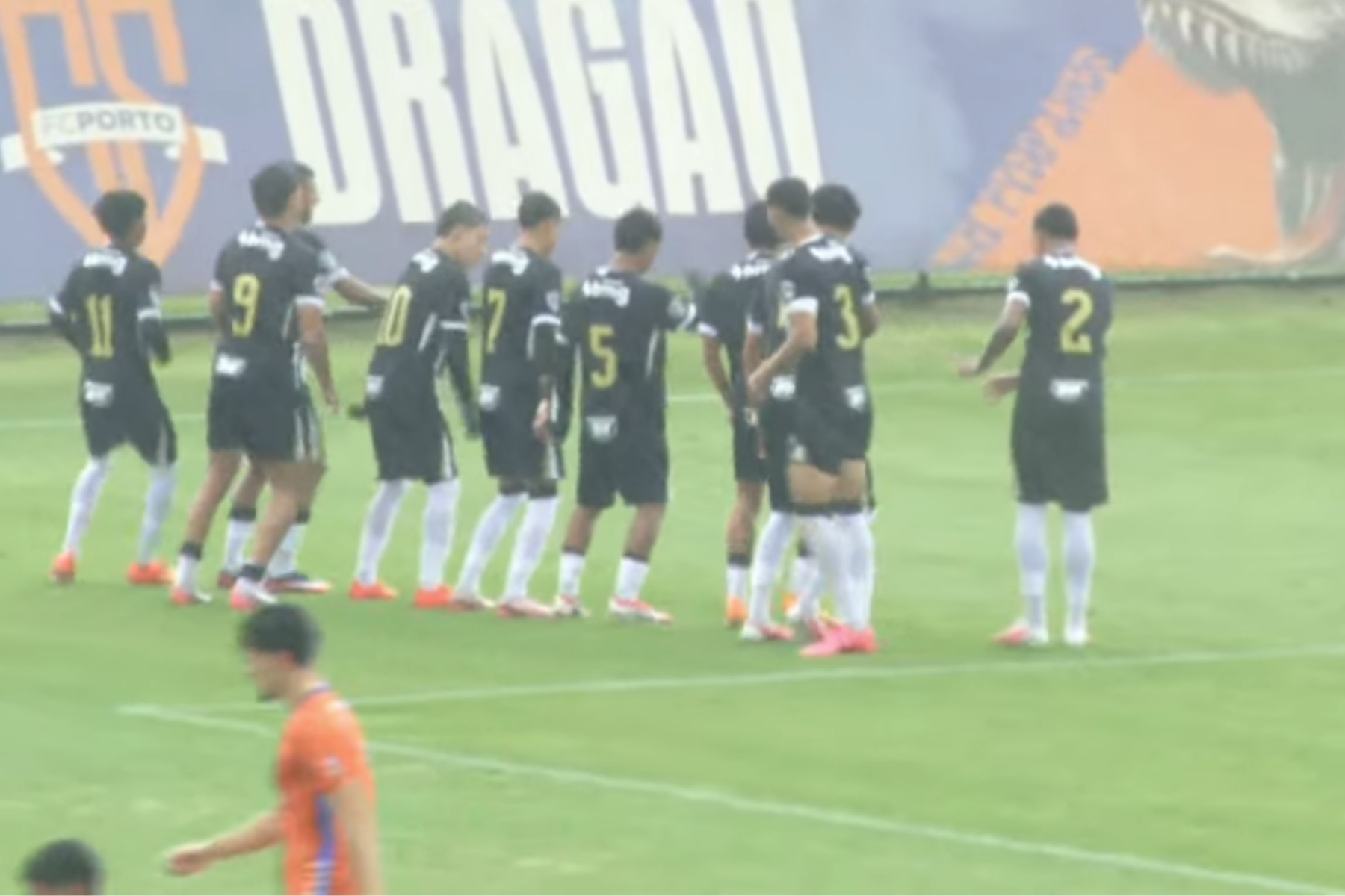 Sob forte chuva, Atlético vence Coimbra e garante vaga na final do Mineiro Sub-20
