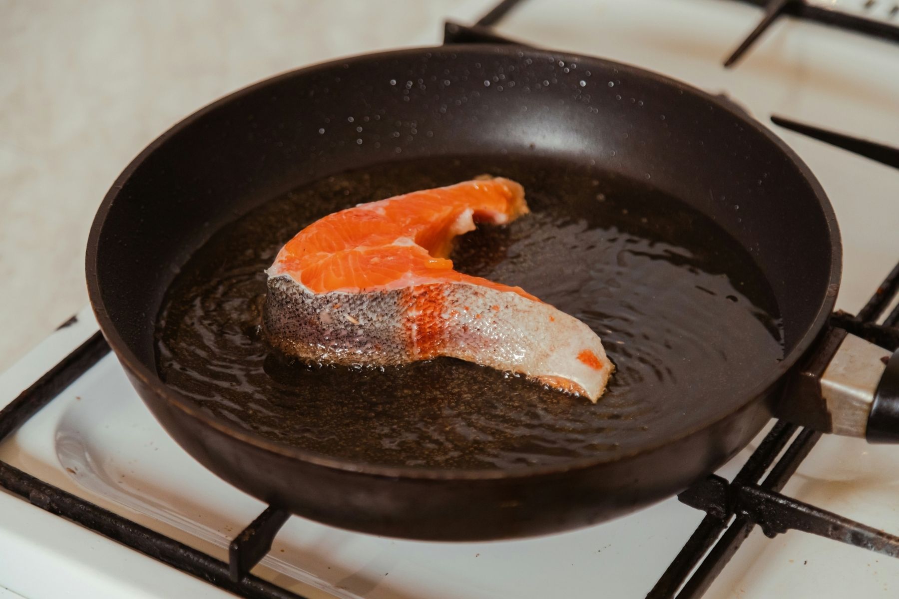 Chefs de cozinha afirmam: para o peixe grelhado não grudar na frigideira, não coloque os filés ainda úmidos