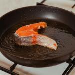 Chefs de cozinha afirmam: para o peixe grelhado não grudar na frigideira, não coloque os filés ainda úmidos