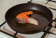 Chefs de cozinha afirmam: para o peixe grelhado não grudar na frigideira, não coloque os filés ainda úmidos
