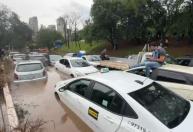Vídeo: chuva deixa carros submersos e motoristas ilhados na Avenida 23 de Maio, em São Paulo