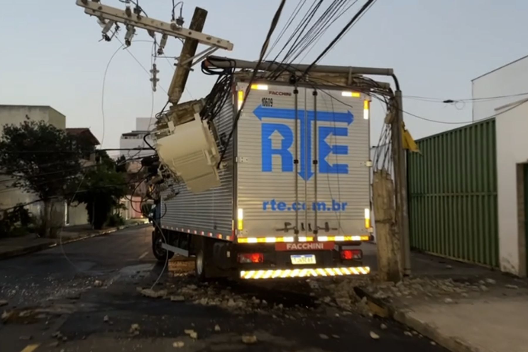 Caminhão-baú derruba poste no bairro Castelo, em BH; veja vídeo