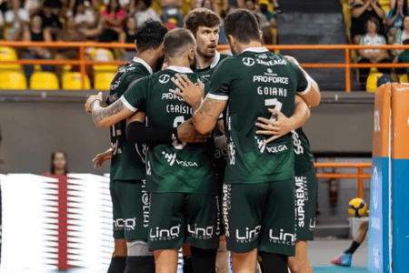 Equipe do Goiás comemora ponto marcado em jogo do Goianão