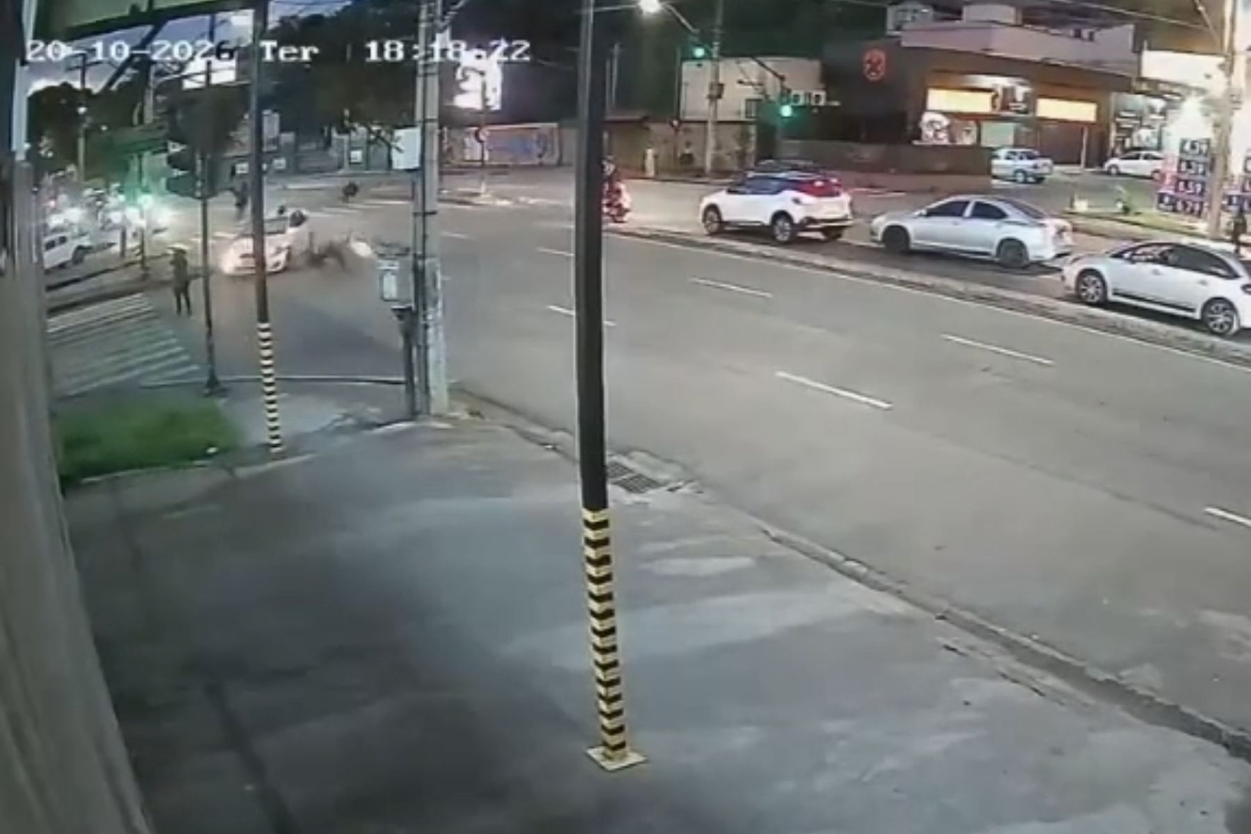 Carro bate em moto e atropela mulher em Belo Horizonte; veja vídeo