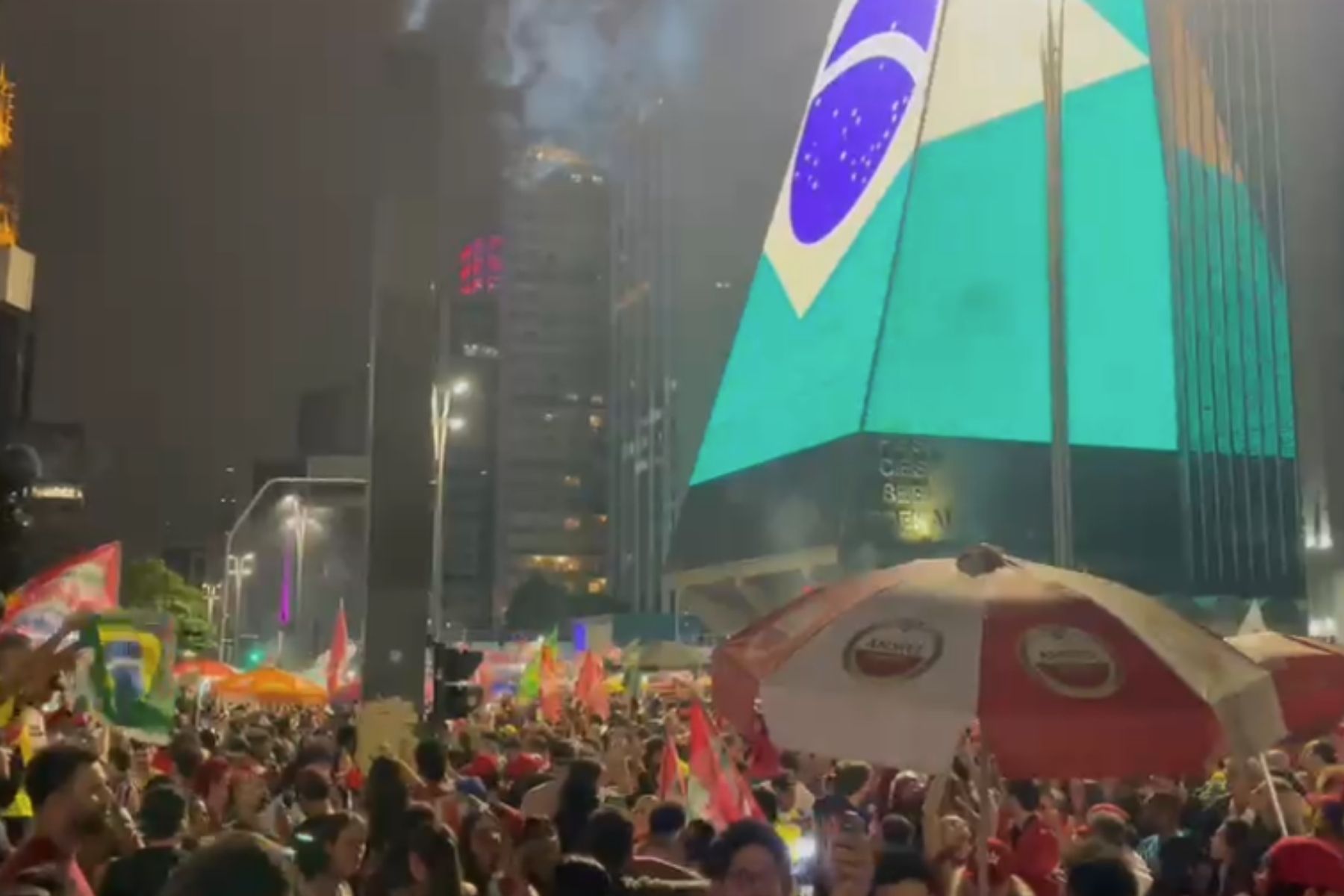 Avenida Paulista reúne milhares de apoiadores de Lula após vitória nas eleições