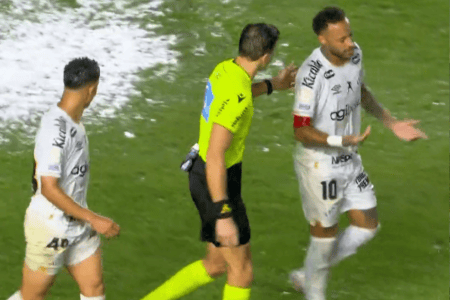 Neymar reclama com a arbitragem após receber cartão amarelo