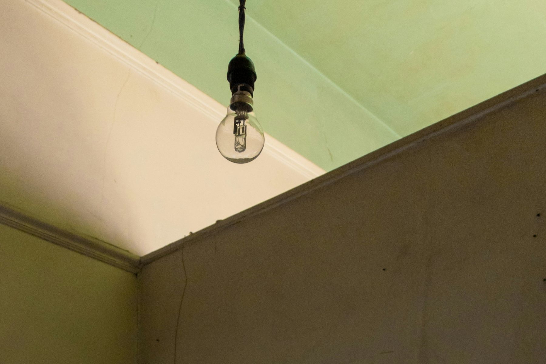Adeus teto branco de gesso: a nova tendência do teto colorido que transforma a iluminação e dá personalidade à sala