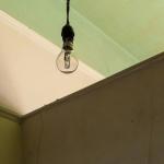 Adeus teto branco de gesso: a nova tendência do teto colorido que transforma a iluminação e dá personalidade à sala