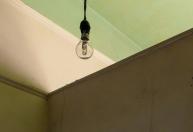 Adeus teto branco de gesso: a nova tendência do teto colorido que transforma a iluminação e dá personalidade à sala