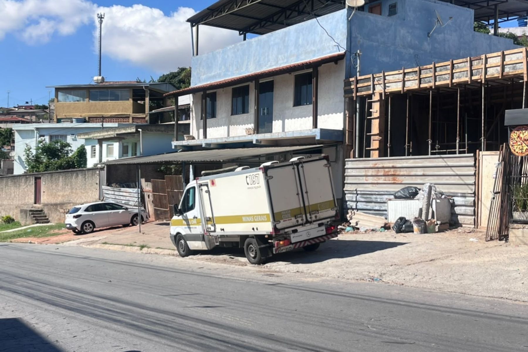 Após briga em bar, homem tenta fugir pelo telhado, cai em construção e é morto a tiros na Grande BH