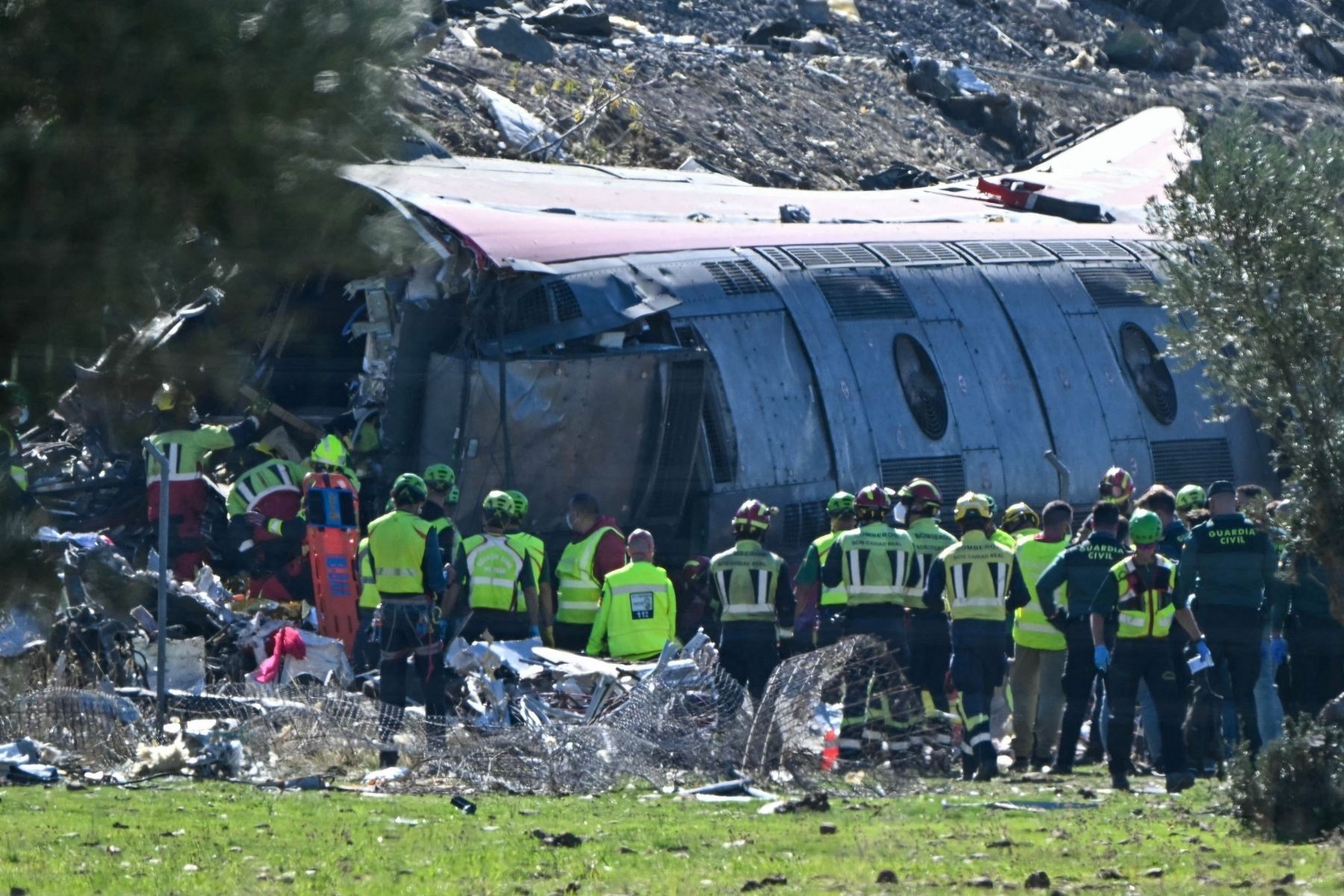 Sobe para 64 o número de mortos após acidente entre trens de alta velocidade na Espanha