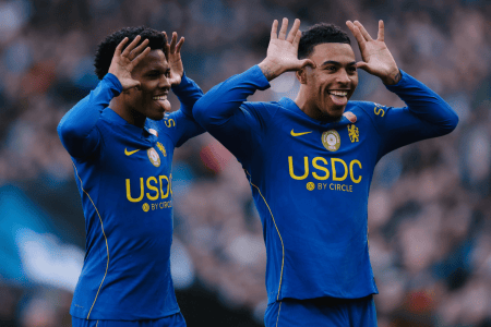 Estêvão e Morgan Rodgers comemoram gol marcado em jogo contra o United