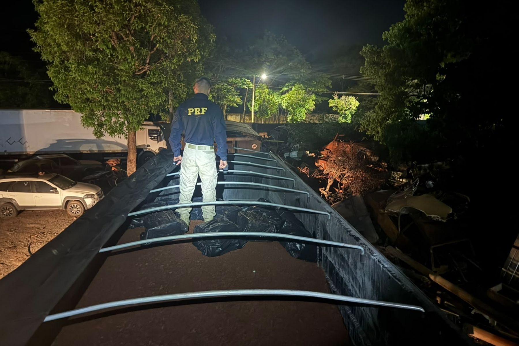 PRF apreende 1,1 tonelada de maconha escondida em carreta com minério na BR-262