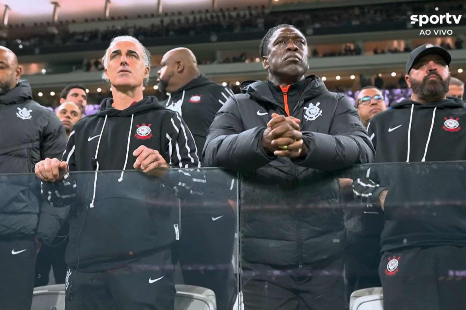 Corinthians: Seedorf abdica de camarote e vê jogo contra Vitória na arquibancada