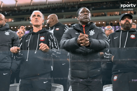 Corinthians: Seedorf abdica de camarote e vê jogo contra Vitória na arquibancada