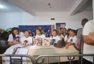Vídeo: sob comoção e com caixão fechado, familiares e amigos se despedem de jovem morta na Grande BH
