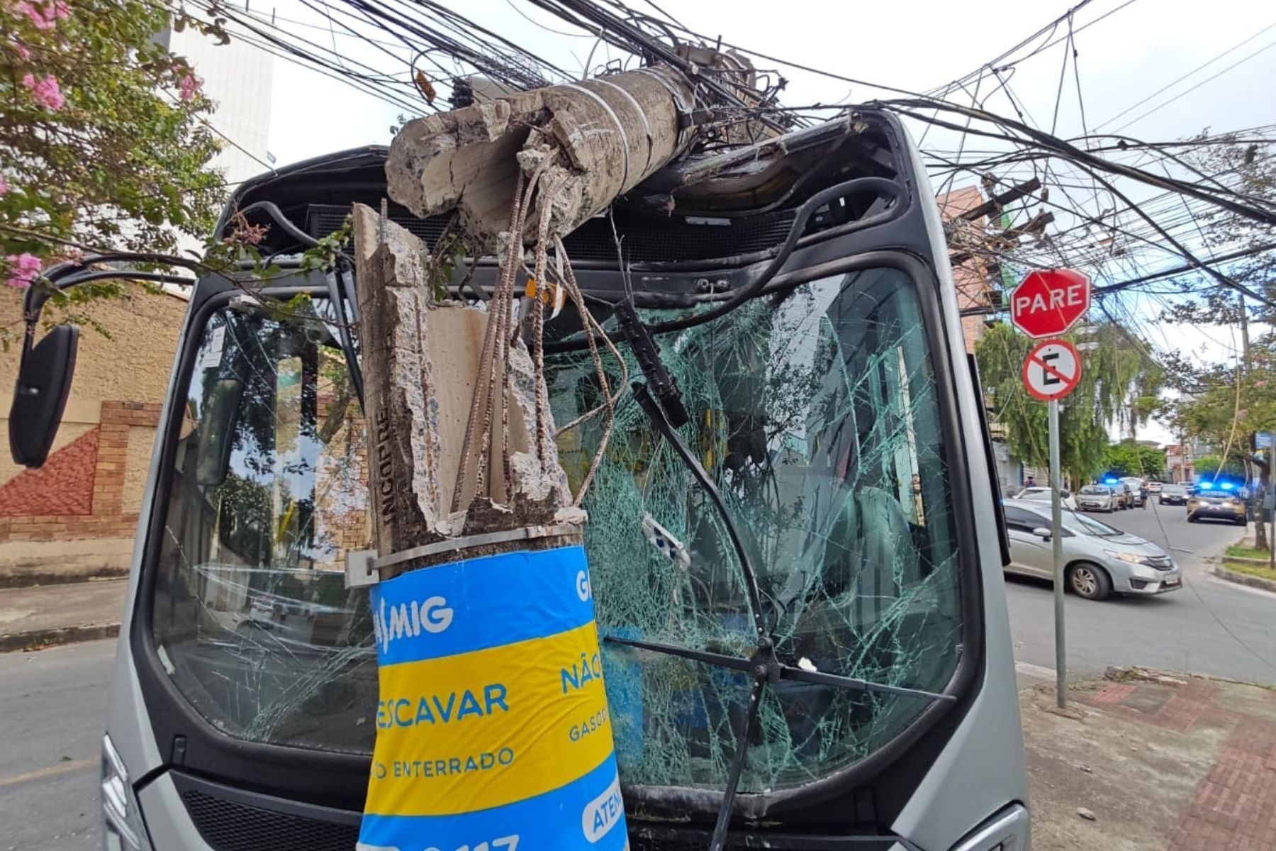 Ônibus perde o controle e bate em poste no bairro Dona Clara, em BH