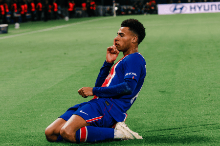 Désire Doué comemora gol pelo PSG sobre o Barcelona pela Champions League
