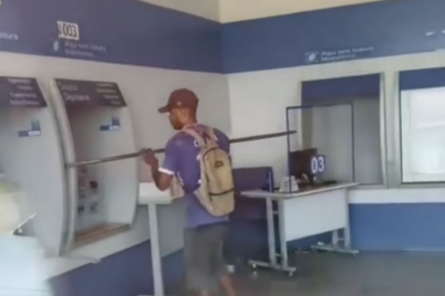 Homem quebra caixa eletrônico com barra de ferro em RO; veja vídeo