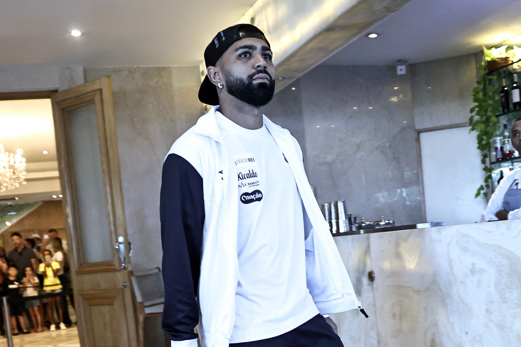Atacante do Santos, Gabigol reage a pedido de comentarista para voltar ao Flamengo