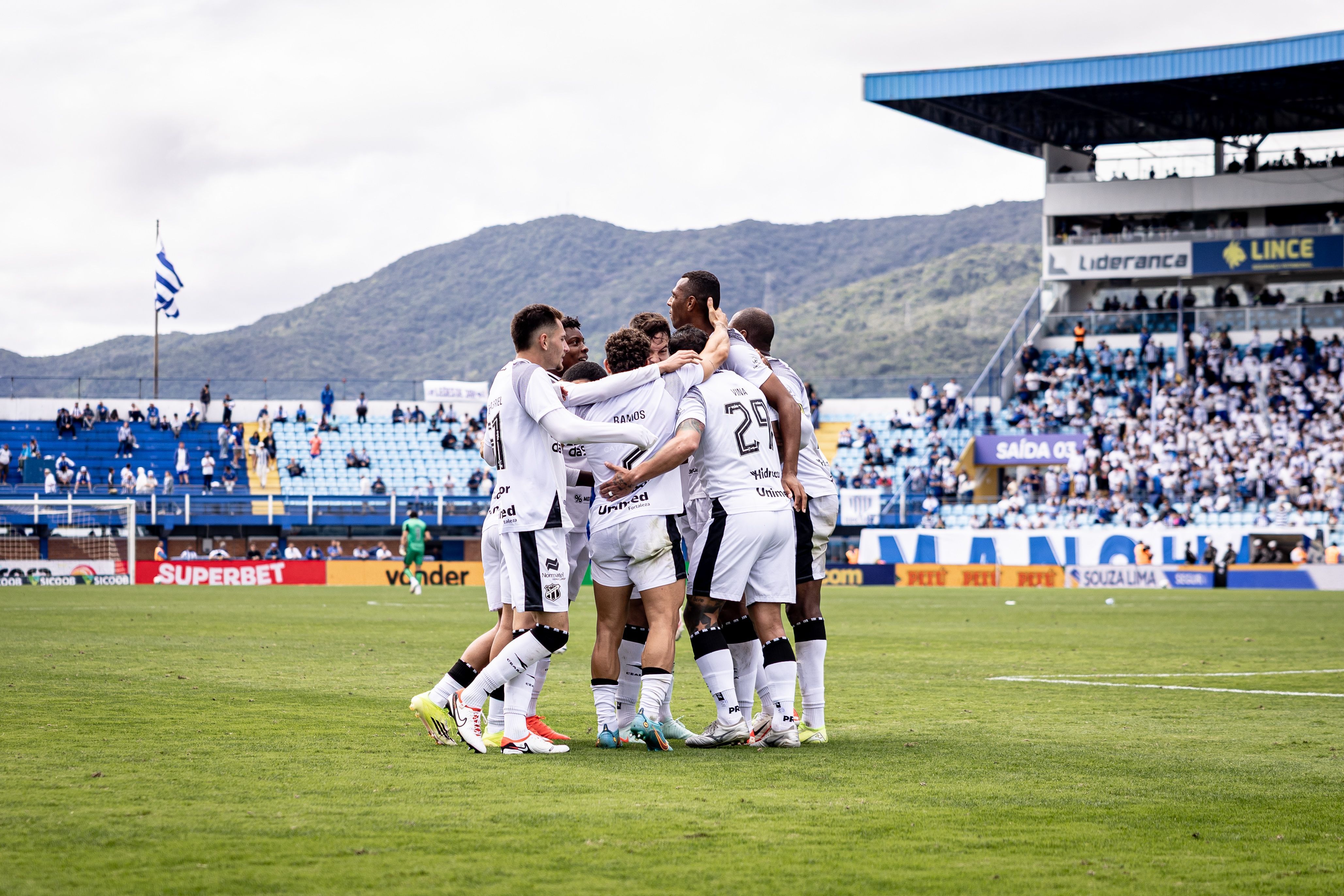 Com dois gols adversários anulados, Ceará vence Avaí nos acréscimos, pela Série B