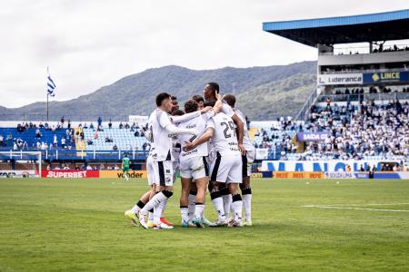 Ceará comemora gol contra Avaí