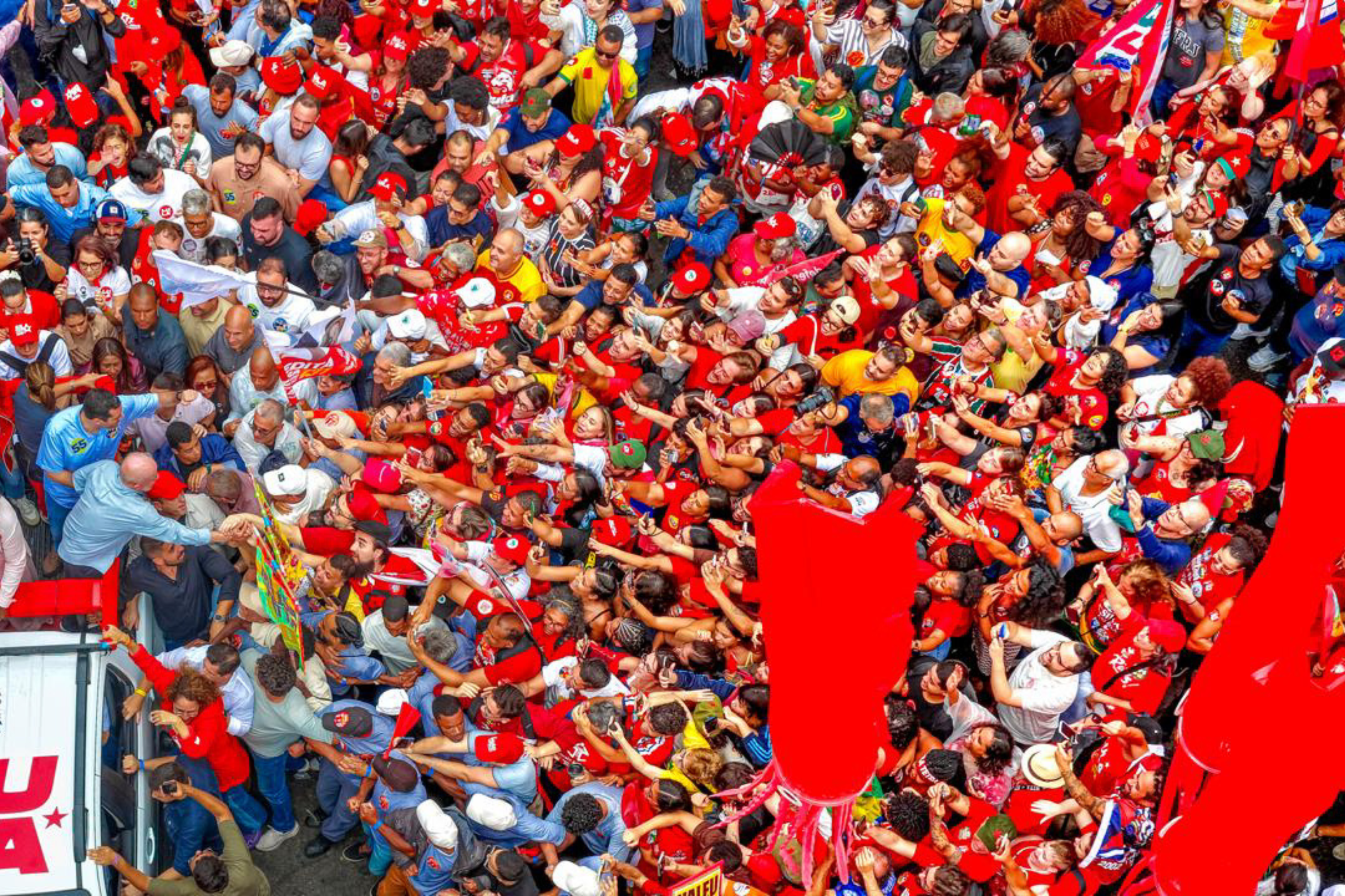 Sem Paes, Lula percorre Centro do Rio em ato na véspera da eleição