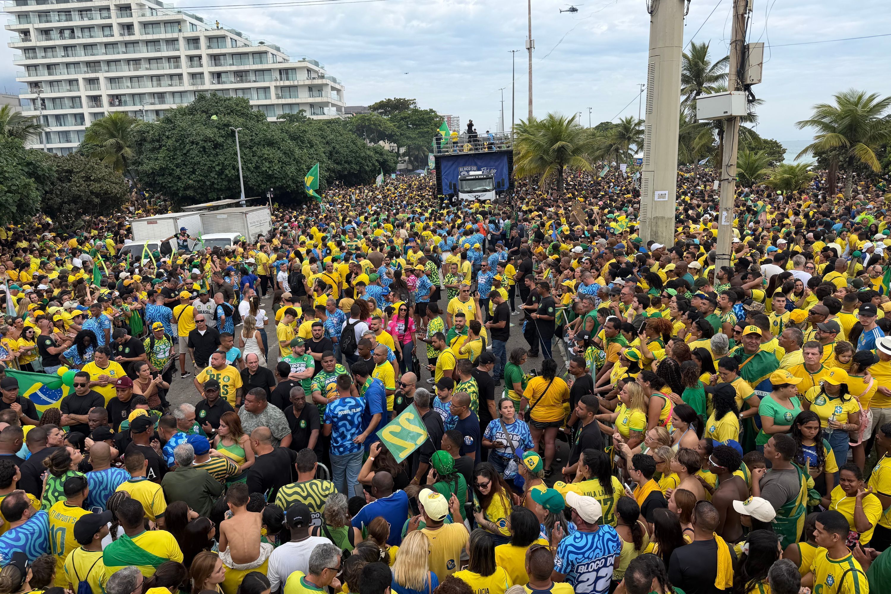 Flávio volta a reduto e leva milhares de apoiadores para Barra da Tijuca, no Rio de Janeiro, em último ato