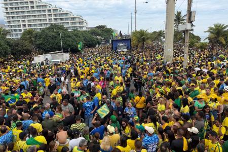 Apoiadores esperam por Flávio em Copacabana