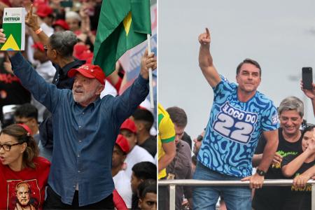 O presidente Lula em ato na Avenida Paulista, e Flávio Bolsonaro em ato na Barra da Tijuca, neste sábado (24)
