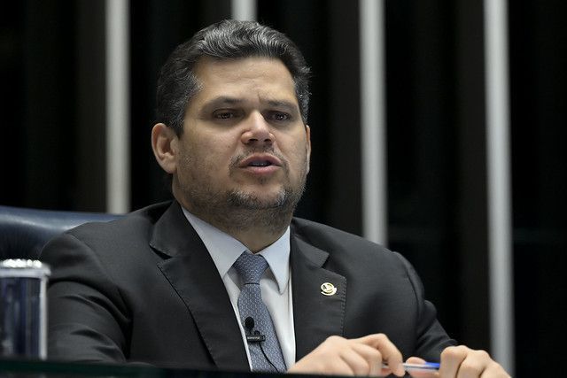 Podcast Notícias do Dia: Alcolumbre pauta fim da escala 6x1 no Senado após 1º turno