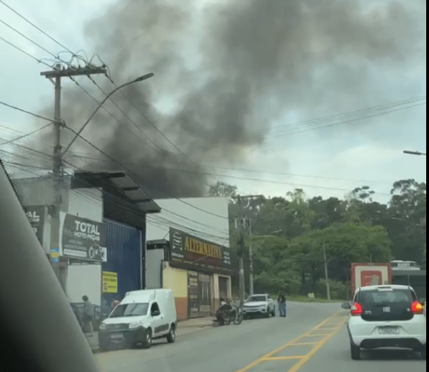 Incêndio atinge loja no bairro Iguaçu, em Ipatinga