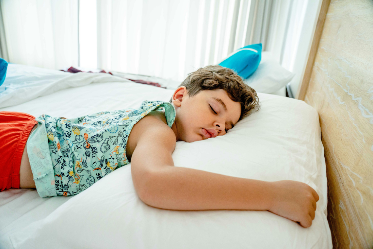 Dormir de barriga para baixo faz mal? Veja como a posição afeta o corpo