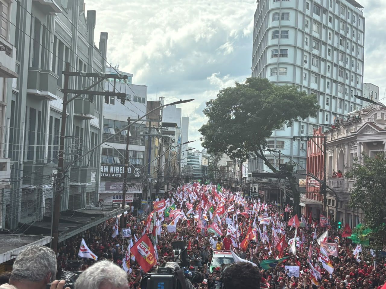 Em Juiz de Fora, Lula comemora fim da 6x1, acena a empresários e ataca abstenções no 2º turno