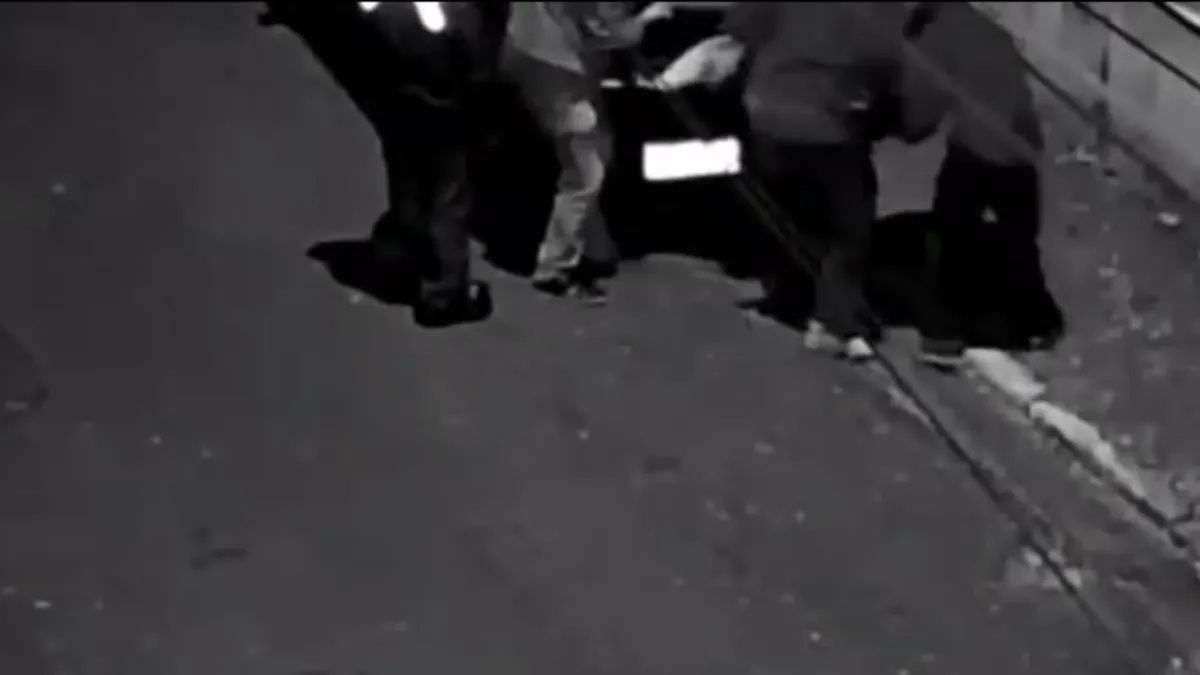 Vídeo flagra homens jogando corpo atrás de muro em SP; PM nota modus operandi
