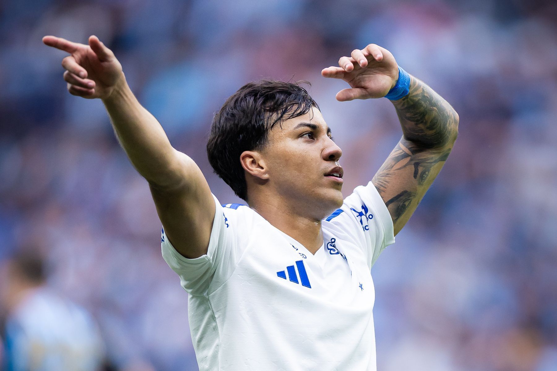 Kaio Jorge revela ‘dívida’ com torcida do Cruzeiro após marcar hat-trick contra o Grêmio