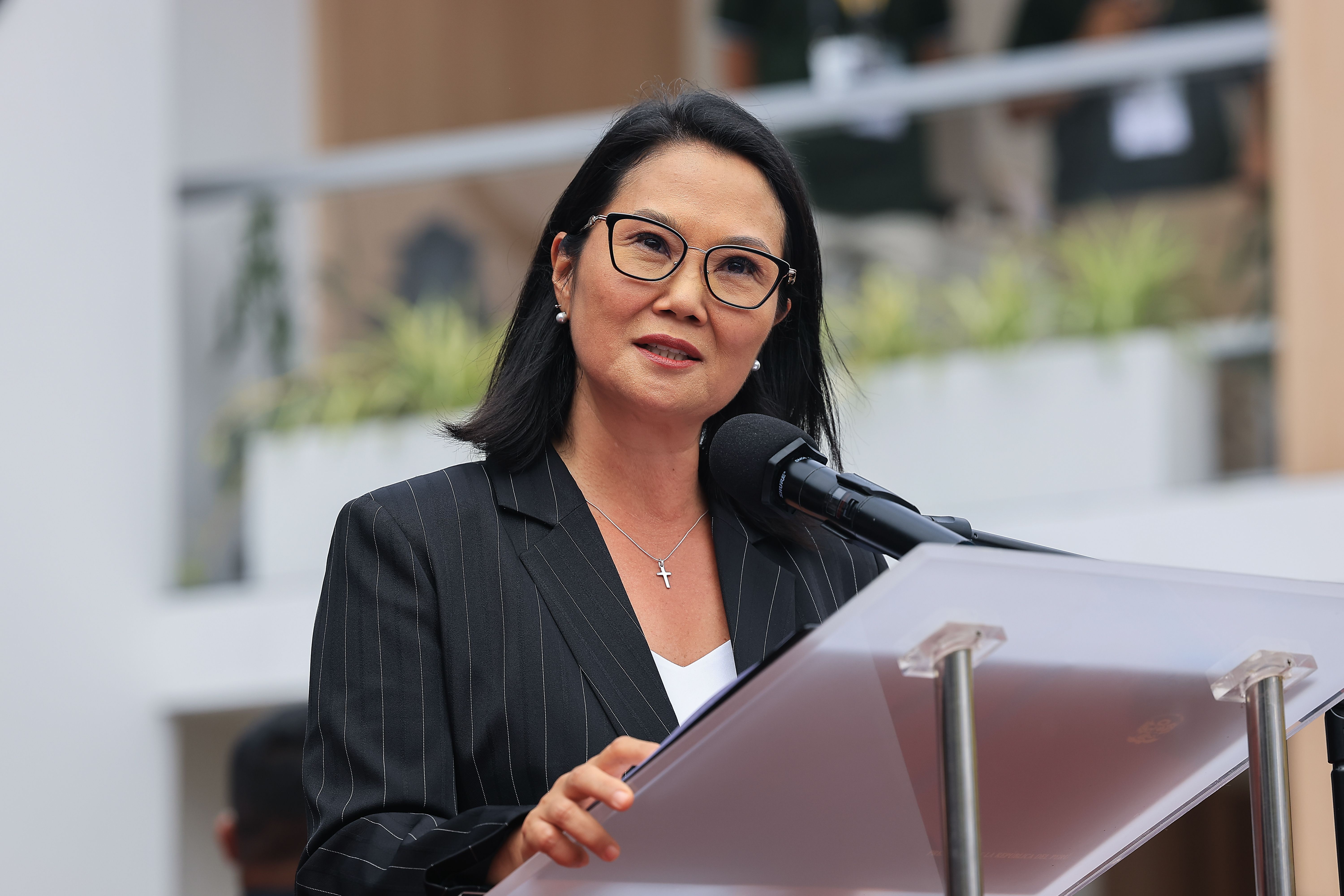 Presidente do Peru quer proibir maquiagem e cabelos tingidos em escolas públicas