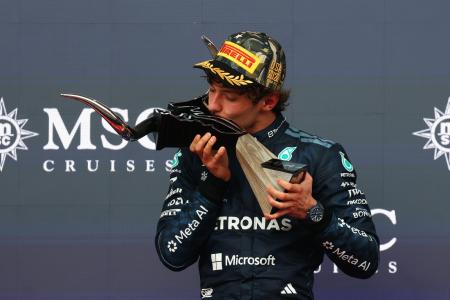 Kimi Antonelli com o troféu de vencedor do GP do Estados Unidos de Fórmula 1