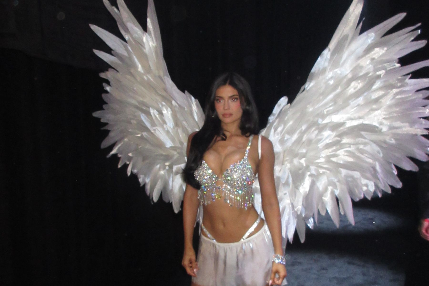 Kylie Jenner desfila no VSFS com sutiã de R$ 250 milhões e internautas reagem: ‘Fez história’