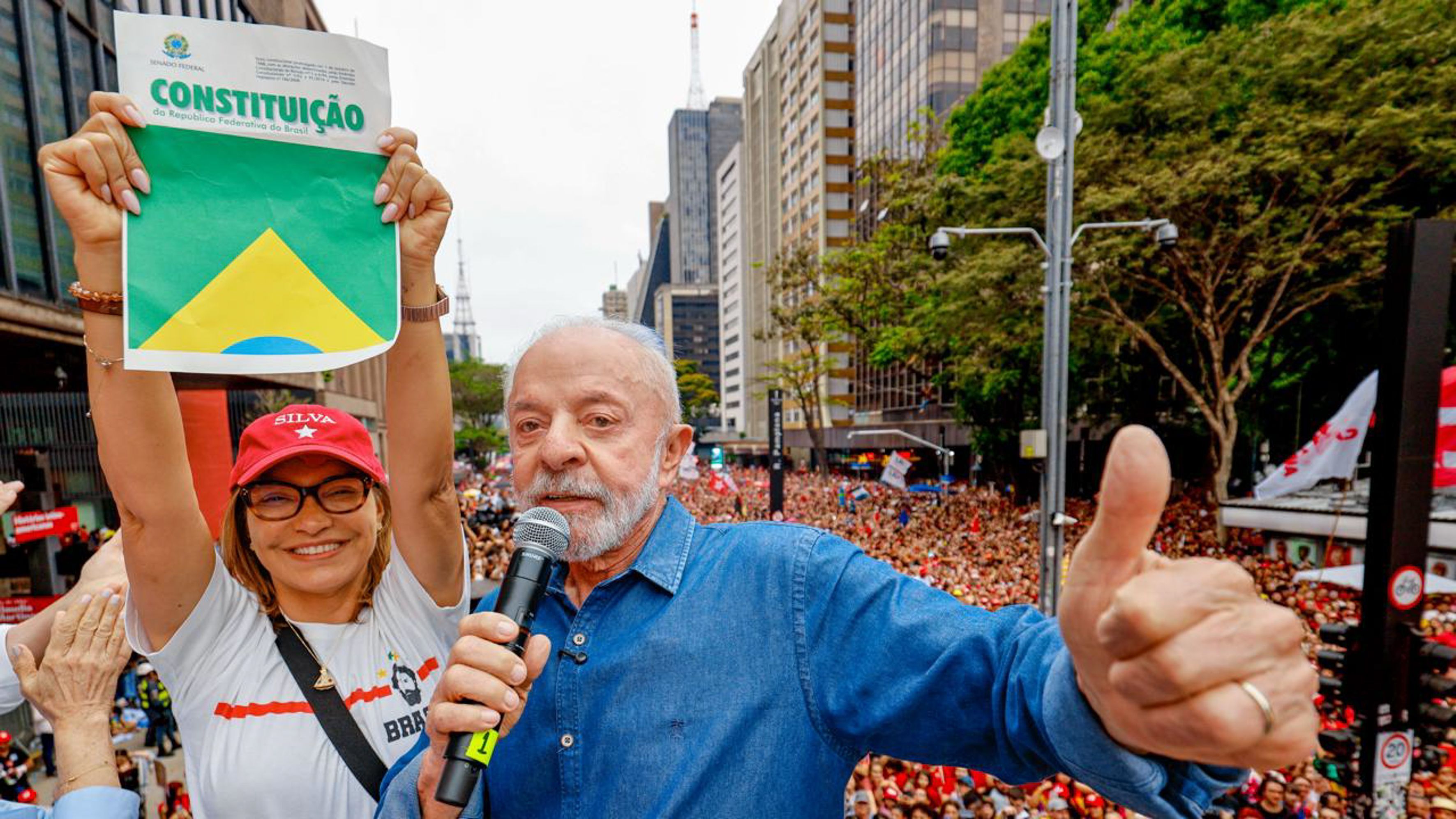 Lula participa de manifestação na Avenida Paulista e critica 'decisões tendenciosas do TSE'