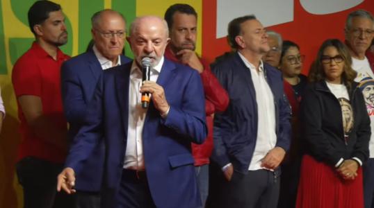 Lula falou a apoiadores após a definição de que a disputa presidencial se dará no segundo turno