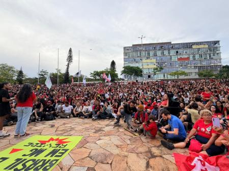 Estudantes lotam o gramado em frente ao prédio da reitoria da UFMG
