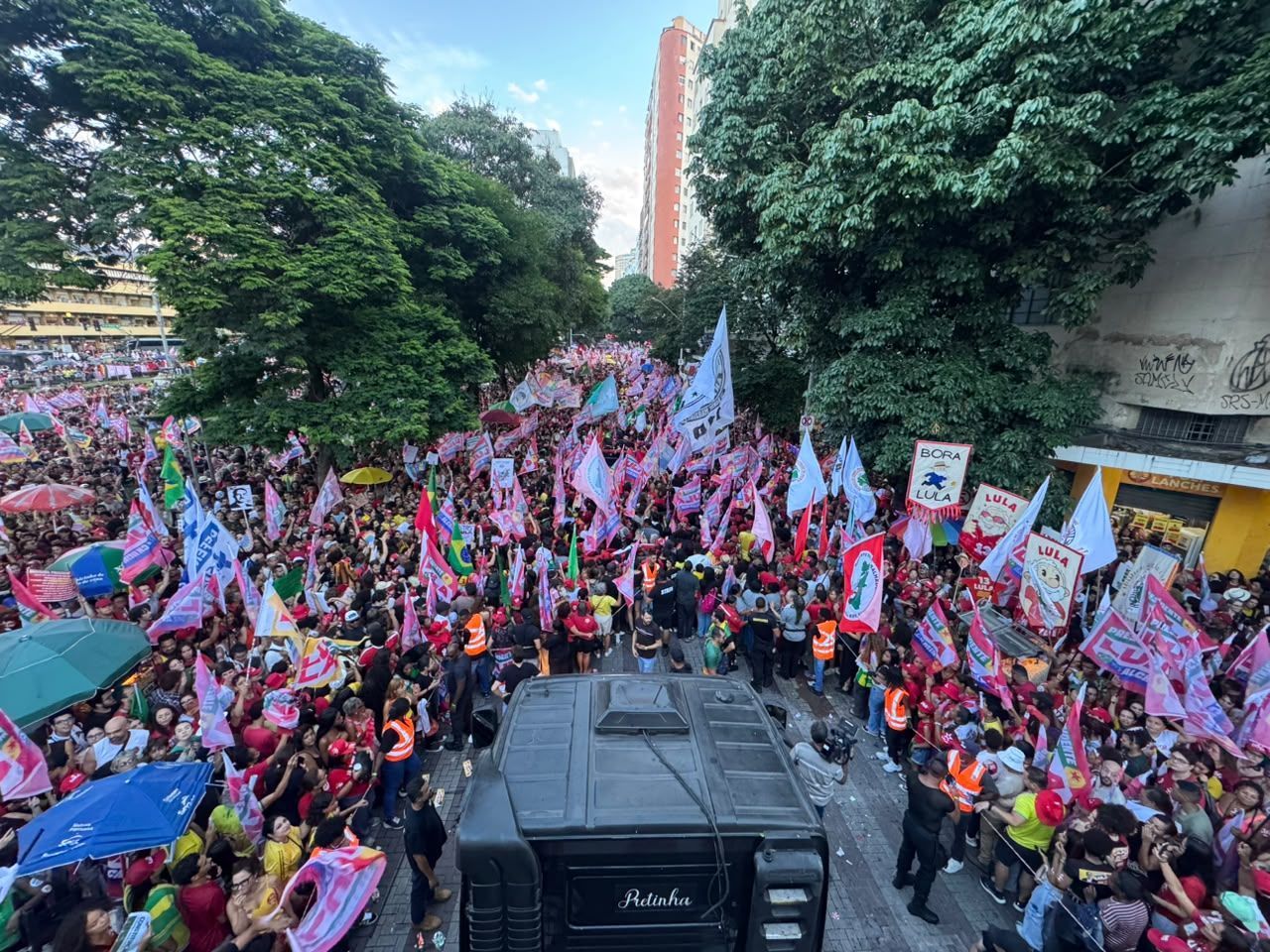Lula reúne multidão no centro de BH em retorno à capital para campanha de 2º turno