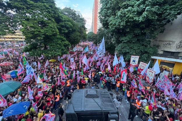 Lula reúne multidão no centro de BH em retorno à capital para ato de campanha no 2º turno