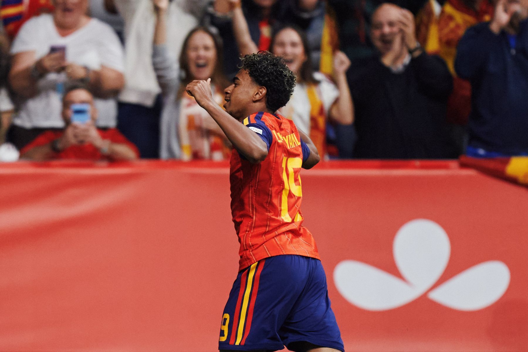 Yamal marca golaço, Espanha vence Tchéquia e segue invicta na Liga das Nações