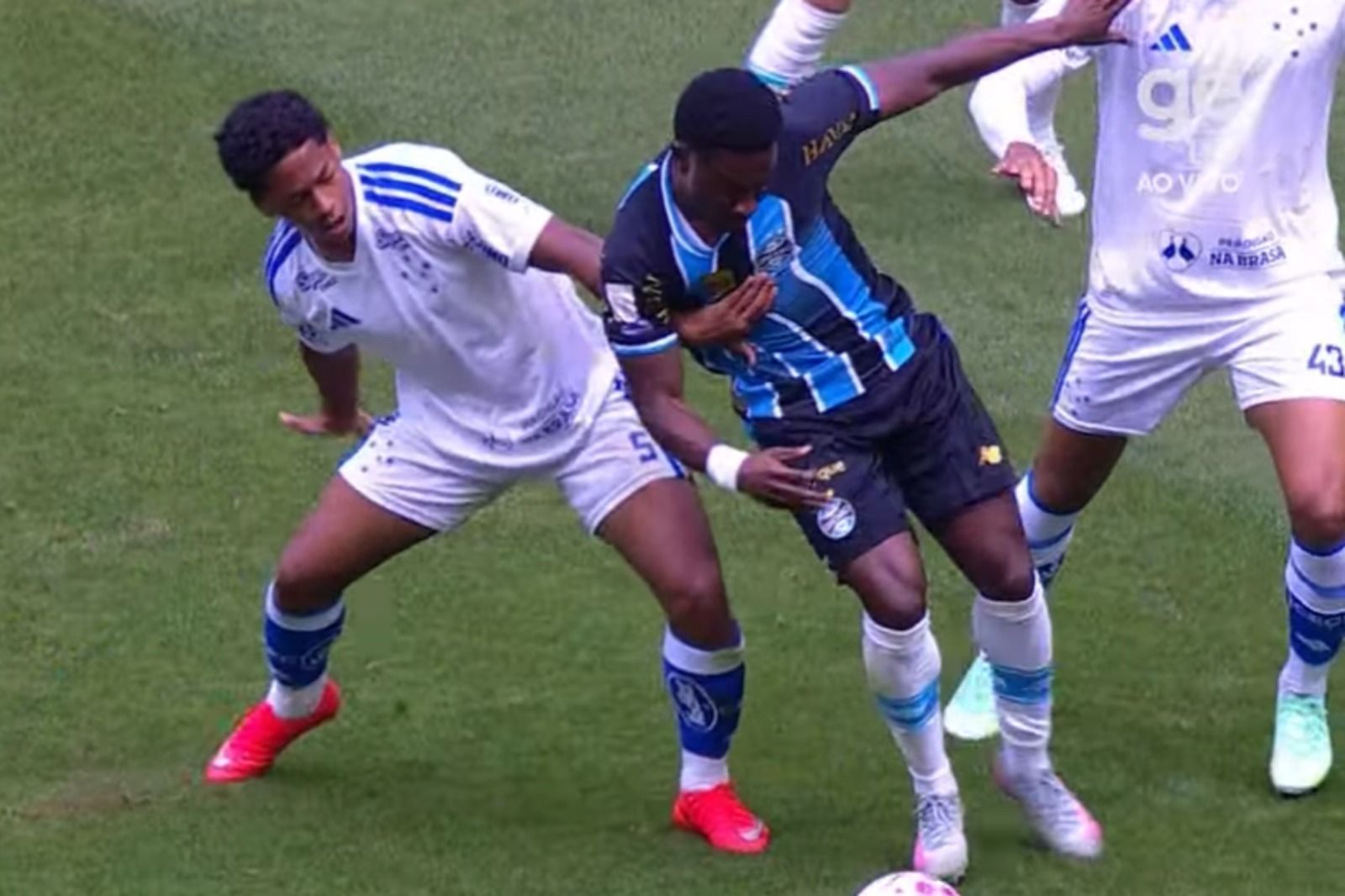 Comentarista de arbitragem vê Cruzeiro prejudicado em lance contra o Grêmio