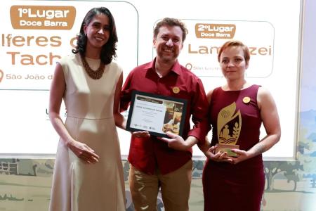 Leonardo de Souza Chagas recebe o prêmio do 1º lugar do doce de leite em barra Alfares do Tacho