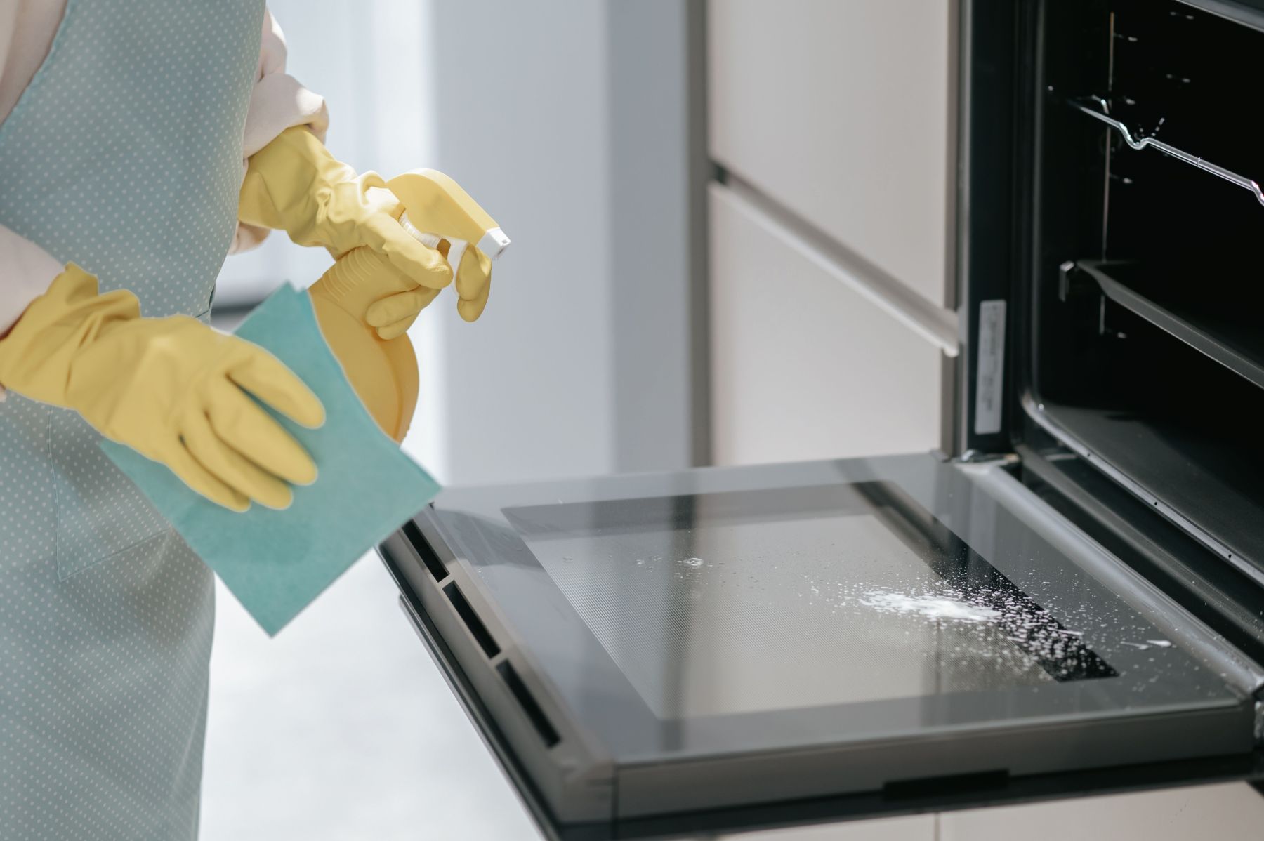 Como limpar o vidro do forno e remover manchas escuras com bicarbonato de sódio e água