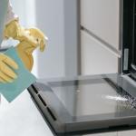 Como limpar o vidro do forno e remover manchas escuras com bicarbonato de sódio e água
